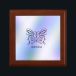 Caja De Regalo Nombre del monograma de la mariposa azul púrpura H<br><div class="desc">Una elegante tinta negra abre mariposa sobre un fondo holográfico azul púrpura. Su nombre está escrito debajo en una letra lúgubre.</div>