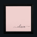 Caja De Regalo Nombre del Monograma de Rubor Dusty Pink Moderne S<br><div class="desc">Guión simple rosado Rubor Dusty Monograma Nombre joyería Keepsake Box. Esto hace que la graduación perfecta,  el cumpleaños,  el boda,  la ducha de novia,  el aniversario,  la ducha de bebé o la fiesta de soltera sea un regalo para alguien que ama el lujo glam y los estilos de moda.</div>