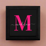 Caja De Regalo Nombre inicial único l negrita Tipografía rosa y n<br><div class="desc">Presenta tus regalos en un estilo elegante con nuestra Moderna Caja de Regalo de Iniciales de Monograma Negro y Negrita. Esta elegante caja negra cuenta con llamativas iniciales en un monograma rosado, que le dan un toque contemporáneo a su regalo. Eleva tus regalos con esta moda y caja personalizada, perfecta...</div>