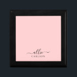 Caja De Regalo Nombre Minimalista moderno rosado y turbio de Rubo<br><div class="desc">Una caja de nombres personalizada, moderna y sencilla. Nombre en un hermoso guión moderno, emparejado con un tipo de letra de tipografía en bloque, sobre un fondo elegante y colorido. ¡Fácil de personalizar del nombre y del color de fondo! Un regalo perfecto para cualquier ocasión: boda, ducha de novia, dulce...</div>