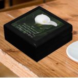 Caja De Regalo Oración inspiradora de serenidad Calla blanca Lily<br><div class="desc">Almacenar baratijas, joyas y otros pequeños keepsakes en esta caja de regalo de madera con azulejos de cerámica que muestran la imagen de una elegante flor blanca de Calla Lily y un follaje verde acompañado de las palabras inspiradoras de la Oración Serenity. Seleccione su tamaño de caja de regalo y...</div>