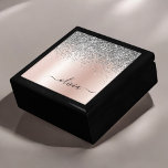 Caja De Regalo Oro Rosa - Monograma Purpurina Rubor rosado platea<br><div class="desc">Oro Rosa - Purpurina de espuma metálica de Relieve metalizado Rubor rosa y plata Faux cepillado Monograma Metalizado Nombre Joyería Keepsake Box. Esto hace que la graduación perfecta, el cumpleaños, el boda, la ducha de novia, el aniversario, la ducha de bebé o la fiesta de soltera sea un regalo para...</div>