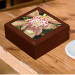 Caja De Regalo Orquídea Orquídea Cíbida Roja Específica<br><div class="desc">¡Para los amantes de las orquídeas! Almacenar baratijas,  joyas y otros pequeños keepsakes en esta caja de regalo de madera con azulejos de cerámica que muestra la imagen de una orquídea cimbidium roja. ¡Un bonito diseño floral! Seleccione el tamaño y el color de su caja de regalo.</div>