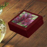Caja De Regalo Oscuro rojo Asiático Lilies Floral<br><div class="desc">Almacenar baratijas, joyas y otros pequeños keepsakes en esta caja de regalo de madera con azulejos de cerámica que muestra una foto de unos labios asiáticos de color rojo oscuro colocados sobre un fondo de plantas verdes de Sedum. ¡Un bonito diseño floral! Seleccione el tamaño y el color de su...</div>
