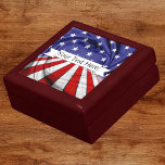 Caja De Regalo Pabellón Patriótico Americano Wood Keepsake<br><div class="desc">Bandera patriótica,  roja,  blanca,  azul,  americana,  monogramada,  caja de joyería de madera y de tejas. Personaliza con tu nombre o cualquier mensaje que quieras! ¿No ves lo que quieres? Envíame un mensaje para un pedido personalizado.</div>