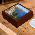 Caja De Regalo Paisaje del Parque Nacional Crater Lake<br><div class="desc">Almacenar baratijas,  joyas y otros pequeños keepsakes en esta caja de regalo de madera con azulejos de cerámica con una imagen fotográfica del lago azul zafiro en el Parque Nacional Crater Lake,  Oregón. Seleccione el tamaño y el color de su caja de regalo. ¡Hace un gran recuerdo de viaje!</div>