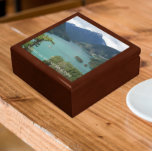 Caja De Regalo Paisaje del Parque Nacional de Cascades del Norte<br><div class="desc">Almacenar baratijas, joyas y otros pequeños keepsakes en esta caja de regalo de madera con baldosas de cerámica con una fotografía pintoresca del lago Diablo verde esmeralda, situado en el Parque Nacional de Cascades del Norte, Washington. Seleccione el tamaño y el color de su caja de regalo. ¡Hace un gran...</div>