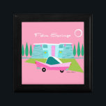 Caja De Regalo Palm Springs Retro Joyería de Madera Keepsake Box<br><div class="desc">Entre el fondo rosa, la casa turquesa de mediados del siglo moderno y el clásico coche de los años 50, este diseño no podría ser más Palm Springs si lo dijera en las nubes. ¡Oh, espera, lo dice en las nubes! La piedra azul y verde azulada de la casa queda...</div>