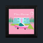 Caja De Regalo Palm Springs Retro Joyería de Madera Keepsake Box<br><div class="desc">Entre el fondo rosa, la casa turquesa de mediados del siglo moderno y el clásico coche de los años 50, este diseño no podría ser más Palm Springs si lo dijera en las nubes. ¡Oh, espera, lo dice en las nubes! La piedra azul y verde azulada de la casa queda...</div>