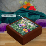 Caja De Regalo Pansitas coloridas en un jardín de verano<br><div class="desc">Caja de regalo, con una fotografía cautivadora de paneles coloridos floreciendo en un jardín de verano besado por el sol. Este regalo no es cualquier regalo común; es una obra maestra visual que transportará a sus seres queridos a un refugio rural, evocando sentimientos de romance, serenidad y encanto rústico. Con...</div>