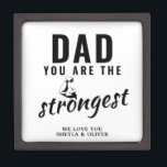 Caja De Regalo Papá, eres el Día del Padre más Fuerte.<br><div class="desc">Papá, eres la caja de regalo del Día del Padre más fuerte. Caja de regalo de papá más fuerte con un brazo muscular. Personalízalo con tus nombres. El texto es tipografía moderna negra. Puede cambiar cualquier texto o borrarlo. Un regalo perfecto para un padre o un nuevo padre en el...</div>