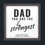 Caja De Regalo Papá, eres el Día del Padre más Fuerte.<br><div class="desc">Papá, eres la caja de regalo del Día del Padre más fuerte. Caja de regalo de papá más fuerte con un brazo muscular. Personalízalo con tus nombres. El texto es tipografía moderna negra. Puede cambiar cualquier texto o borrarlo. Un regalo perfecto para un padre o un nuevo padre en el...</div>
