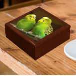 Caja De Regalo Paracaídas verdes y amarillos<br><div class="desc">¡Por los amantes de las aves! Almacenar baratijas, joyas y otros pequeños keepsakes en esta caja de regalo de madera con baldosas de cerámica con la imagen de una pareja de paracaídas verdes y amarillos de colores vivos, comúnmente llamados Budgies. Seleccione el tamaño y el color de su caja de...</div>