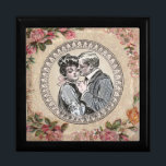 Caja De Regalo Pareja de Romance Vintage: Rosas de Antiguos Amant<br><div class="desc">Descubra el encanto tierno de una época pasada con este exquisito diseño de Pareja de Romance Vintage. Un ilustracion antiguo de una pareja encantadora, muy bien representado, que recuerda a la popular era de los Chicas Gibson, está enmarcado en el centro por una elegante y ornamentada frontera. Rosas exuberantes y...</div>