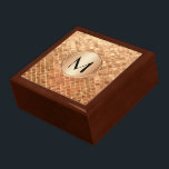 Caja De Regalo Patrón de aspecto metálico de oro Rosa con monogra<br><div class="desc">Una elegante caja de regalo para guardar keepsakes, joyas u otros artículos, este diseño presenta un patrón de azulejos de aspecto metálico de oro subió con un precioso medallón y monograma que puede personalizar con su monograma u otro texto deseado. Para cambiar el tipo de letra, seleccione el botón "personalizar"....</div>