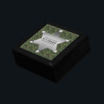 Caja De Regalo Patrón de camuflaje verde Marca de nombre del algu<br><div class="desc">Este diseño de patrón de camo de personalizable tiene una placa de sheriff metalizado con espacio para que añadas tu nombre. El camuflaje es en tonos verdes y marrones. Es un gran diseño para una persona en el ejército, un veterano, una mujer o un hombre en la aplicación de la...</div>