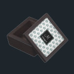 Caja De Regalo Patrón de jardín de hojas verdes<br><div class="desc">Patrón de jardín de hojas verdes Personaliza la caja de regalo tiene hojas verdes con un cuadrado y un monograma. Está elegantemente encajada con hojas verdes. Personalice su nombre inicial y su nombre o déselo a esa persona especial.</div>