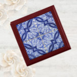 Caja De Regalo Patrón de mosaico azulejo azul y blanco mediterrán<br><div class="desc">Esta caja de madera exhibe una hermosa baldosa de cerámica azul y blanca, con un toque tradicional de Azulejo mediterráneo. En el espíritu de las mejores baldosas portuguesas, españolas y marroquíes, el motivo es una agradable gama de líneas geométricas y remolinos. Una adición llamativa y elegante a cualquier tocador o...</div>