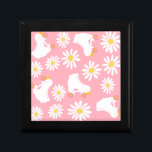 Caja De Regalo Patrón de patinaje sobre patines florales<br><div class="desc">Modernas daisies de verano de primavera rosa pastel de Guay y cuatriciclos de rodillos retro blancos con diseño de ruedas rosadas para mujer patinadora de rodillos, chica. Diseño de patrones de patines de rodillos amables en decoración casera, tazas, papel envolvente, etc. Patinaje sobre patines de arte regalo de diseño de...</div>
