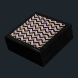 Caja De Regalo Patrón de zigzag negro de oro antimetista<br><div class="desc">El diseño de dos tonos amatista zigzag, realzado con placas doradas y negras, son amatistas con un contorno metálico de oro. Estamos celebrando las nuevas tendencias de color de 2013 con esta elección de color - Hemos dejado todas las imágenes usadas en este personalizable de diseño - Puedes jugar con...</div>