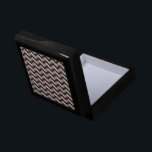 Caja De Regalo Patrón de zigzag negro de oro antimetista<br><div class="desc">El diseño de dos tonos amatista zigzag, realzado con placas doradas y negras, son amatistas con un contorno metálico de oro. Estamos celebrando las nuevas tendencias de color de 2013 con esta elección de color - Hemos dejado todas las imágenes usadas en este personalizable de diseño - Puedes jugar con...</div>