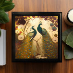 Caja De Regalo Peacock Klimt Oro Aves de Art Nouveau Verde<br><div class="desc">Esta exquisita caja de keepsake es una sinfonía de elegancia y de estilo artístico, con el vivo e intrincado motivo de 2 pavos reales, inspirado en la notable obra de Gustav Klimt. Se elabora con esmero a partir de madera lacada y está disponible en acabados de roble dorado, negro ébano,...</div>