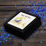Caja De Regalo Pequeño pájaro rojo azul en las flores amarillas<br><div class="desc">Esta caja de regalo de madera para baratijas,  joyas o regalos tiene un lindo pájaro rojo y azul sentado en una rama con flores amarillas brillantes en un fondo blanco. Personalizar el texto con la plantilla.</div>