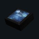 Caja De Regalo Personalizada la cita de honor de la luna del ciel<br><div class="desc">Diseño de acuarela celestial de galaxia con cielo lunar, con estrellas brillantes nocturnas, y diseño de luna brillante en un lujoso azul marino, azul pálido y toques de textura de color morado. Con Fuentes Modernas De Escritura De Tipografía. Un diseño mágico de moda - Una empleada de honor de sentido...</div>