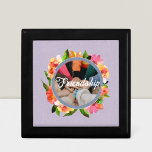 Caja De Regalo Personalizado de Anillo Floral Vintage Foto Regalo<br><div class="desc">Nuestro Personalizado de anillo floral vintage Text Photo Gift es un producto único y personalizado perfecto para cualquier ocasión. Puedes agregar tu texto y foto para que sea memorable para tus seres queridos. Nuestro producto es ideal para aquellos que quieren dar regalos reflexivos y personalizados a sus amigos y familia....</div>
