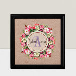 Caja De Regalo Personalizado de anillo floral vintage Monograma T<br><div class="desc">Aumente su estilo con nuestro Diseño Monograma Personalizado Floral Vintage. El bonito fondo floral y la intrincada pieza central del anillo rosa hacen que este diseño destaque para cualquier ocasión. Personalizar sus iniciales o cualquier texto que desee crear un monograma único y personal que realmente lo represente. Perfecto para añadir...</div>