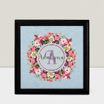 Caja De Regalo Personalizado de anillo floral vintage Monograma T<br><div class="desc">Aumente su estilo con nuestro Diseño Monograma Personalizado Floral Vintage. El bonito fondo floral y la intrincada pieza central del anillo rosa hacen que este diseño destaque para cualquier ocasión. Personalizar sus iniciales o cualquier texto que desee crear un monograma único y personal que realmente lo represente. Perfecto para añadir...</div>