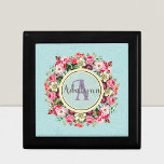 Caja De Regalo Personalizado de Anillo Floral Vintage Monograma T<br><div class="desc">Aumente su estilo con nuestro Diseño Monograma Personalizado Floral Vintage. El bonito fondo floral y la intrincada pieza central del anillo rosa hacen que este diseño destaque para cualquier ocasión. Personalizar sus iniciales o cualquier texto que desee crear un monograma único y personal que realmente lo represente. Perfecto para añadir...</div>