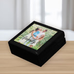 Caja De Regalo Personalizado de escritura negra de amor familiar<br><div class="desc">La moderna y elegante caja de regalo personalizado cuenta con una foto favorita con un diseño minimalista de superposición de tipografía "familiar" que incluye detalles elegantes de flor y corazón. Se puede modificar el color del texto negro.</div>