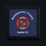 Caja De Regalo Personalizado de logotipos del Departamento de Bom<br><div class="desc">Diseño elegante para los bomberos,  bomberos y sus familias,  presenta el logo genérico del departamento de bomberos rojo sobre fondo azul oscuro. Personalizar con detalles del departamento de ciudad o condado o nombre del bombero en blanco moderno</div>