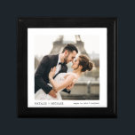 Caja De Regalo Personalizado elegante moderno foto Boda Keepsake<br><div class="desc">¿Buscando una manera moderna y elegante de almacenar sus recuerdos bodas? No busque más lejos de esta caja de regalo de fotos del boda de personalizado keepsake. Con un diseño limpio y sencillo, con una fuente acentuada, esta caja de regalo es la manera perfecta de guardar y proteger tus preciadas...</div>