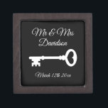 Caja De Regalo Personalizado Sr. y Sra. Anillo de boda de llave a<br><div class="desc">Personalizado Sr. y Sra. vieja caja de regalo de la llave antigua del boda del anillo con tapa magnética. Añade un apellido personalizado de novia y novio/recién casados. Clave para mi diseño de símbolos cardíacos con plantilla de tipografía de escritura elegante. También es agradable para un compromiso elegante, aniversario, ducha...</div>