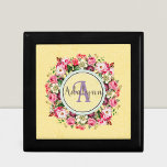 Caja De Regalo Personalizado Vintage Floral Ring Monograma Texto<br><div class="desc">Aumente su estilo con nuestro Diseño Monograma Personalizado Floral Vintage. El bonito fondo floral y la intrincada pieza central del anillo rosa hacen que este diseño destaque para cualquier ocasión. Personalizar sus iniciales o cualquier texto que desee crear un monograma único y personal que realmente lo represente. Perfecto para añadir...</div>