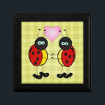 Caja De Regalo Picnic de Lovebugs<br><div class="desc">Fondo de tablero de ajedrez con un par de "bugs amables"</div>