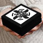 Caja De Regalo Piloto de cráneo y hélice de avión, Minimalista, n<br><div class="desc">Diseño minimalista, negro y blanco con un cráneo con casco piloto frente a una hélice aérea. Gran regalo para un piloto o entusiasta de la aviación. Haga clic en Personalizar o en Editar utilizando la herramienta Diseño para agregar detalles específicos. Comuníquese conmigo para obtener cambios de diseño antes de realizar...</div>