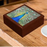 Caja De Regalo Pluma de plumas de pavo real azul<br><div class="desc">Almacenar baratijas,  joyas y otros pequeños keepsakes en esta caja de regalo de madera con azulejos de cerámica con una imagen fotográfica de un encantador pavo real azul con un colorido plumaje fantástico. Seleccione el tamaño y el color de su caja de regalo.</div>