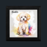 Caja De Regalo Poodle de juguete blanco, arte acuarela, nombre pe<br><div class="desc">Esta caja de bisutería de madera muestra un hermoso ilustracion acuático de un cachorro de perro de juguete blanco. Las delicadas pinceladas capturan la naturaleza lúdica y entrañable del cachorro. El diseño también ofrece una función de nombre de personalizable, que le permite personalizar el cuadro con el nombre o el...</div>