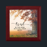 Caja De Regalo Proverbios 3:5 Confiar en el Señor con todo su cor<br><div class="desc">La inspiradora cita de la caja de regalo de las escrituras muestra una fotografía de la naturaleza de caída pacífica, que incluye un banco de madera bajo un gran árbol con coloridas hojas de otoño. Presenta los proverbios de la Biblia Verse 3:5, "Confía en el Señor con todo su corazón"....</div>