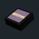 Caja De Regalo Purple and Relieve metalizado dorado Diamond Bling<br><div class="desc">Un elegante patrón de sirena de Relieve metalizado dorado sobre un fondo morado con una cinta dorada purpurinoso adornada con diamantes de oro brillante donde se puede personalizar para hacerla propia. Moda Glam vibra.</div>