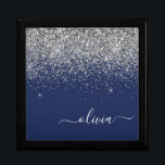 Caja De Regalo Purpurina azul de la Marina Plata Monograma Girly<br><div class="desc">Guión Purpurina de espuma azul y plateado Monograma Nombre joyería Keepsake Box. Esto hace que la graduación perfecta, el cumpleaños, el boda, la ducha de novia, el aniversario, la ducha de bebé o la fiesta de soltera sea un regalo para alguien que ama el lujo glam y los estilos de...</div>