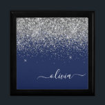 Caja De Regalo Purpurina azul de la Marina Plata Monograma Girly<br><div class="desc">Guión Purpurina de espuma azul y plateado Monograma Nombre joyería Keepsake Box. Esto hace que la graduación perfecta, el cumpleaños, el boda, la ducha de novia, el aniversario, la ducha de bebé o la fiesta de soltera sea un regalo para alguien que ama el lujo glam y los estilos de...</div>