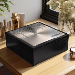 Caja De Regalo Purpurina de goteo metálico plateado personalizado<br><div class="desc">Este elegante diseño plateado, diseñado para la tapa de una lujosa joyería, es una perfecta mezcla de sofisticación y glamour. El diseño presenta un impresionante fondo de plata con una textura metálica cepillada, proporcionando una estética moderna y elegante. La parte superior del diseño está adornada con una cascada de purpurina...</div>