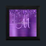 Caja De Regalo Purpurina Girly Purple Dripping Brush Monograma Me<br><div class="desc">Añada un toque de purpurina y de brillo a su regalo de regalo con esta elegante caja de regalo personalizada. Esta plantilla de diseño de moda presenta un moderno monograma de escritura lavender y un nombre en escritura blanca para personalizar sobre un fondo de textura metálica púrpura cepillada acentuada por...</div>