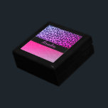 Caja De Regalo Purpurinoso de Leopardo Rosado Caliente Personaliz<br><div class="desc">Una purpurinoso impresión de leopardo rosa y negro con una cinta negra que puedes personalizar junto con un acabado de pollito metálico rosado caliente debajo para un brillo extra. Vigas elegantes y elegantes.</div>