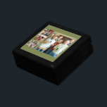 Caja De Regalo Recuerdos valorados: Personalizable 4 Collage de f<br><div class="desc">Crea un collage de recuerdos intemporal con nuestro "Collage de fotos Editable 4". Perfecto para conmemorar momentos especiales de Navidades, cumpleaños, bodas, aniversarios, graduaciones, el Día del Padre, el Día de la Madre o cualquier otra ocasión especial, este collage de personalizables te permite organizar una presentación personalizada y visualmente impresionante....</div>