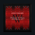 Caja De Regalo Red Hearts Love Boda Aniversario Regalo Box<br><div class="desc">Satin Red Hearts Engagement / Aniversario Boda Joyería Personalizable Regalo Box : Rojo profundo apasionado, color de amor - Exquisito y elegante boda, Aniversario o compromiso presente. Personaliza con nombres, fecha de aniversario y monograma o números - hecho en una maravillosa caja de regalo de madera para guardar baratijas, joyería...</div>